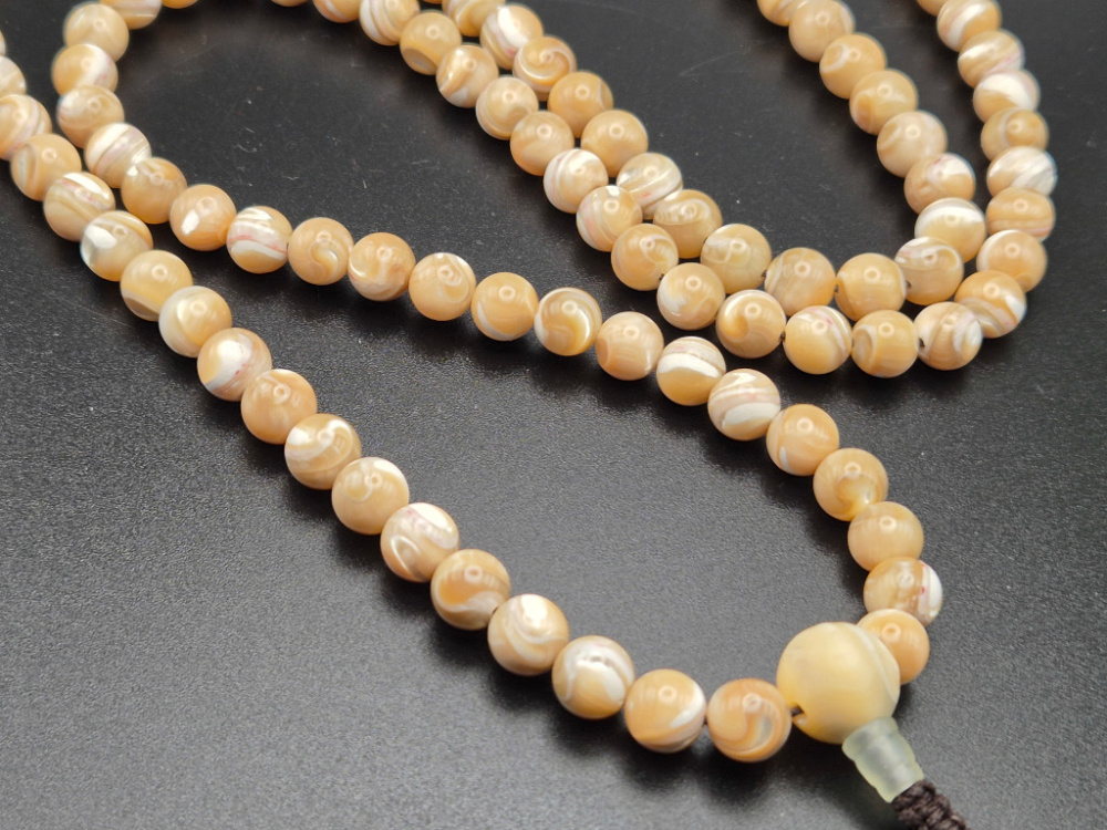 Handgefertigte Mala aus Perlmutt mit sanfter, marmorierter Struktur